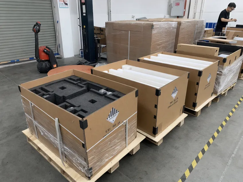 Double-wall corrugated carton packaging with foam inserts for 51.2V lithium battery modules on fumigation-free plywood pallets