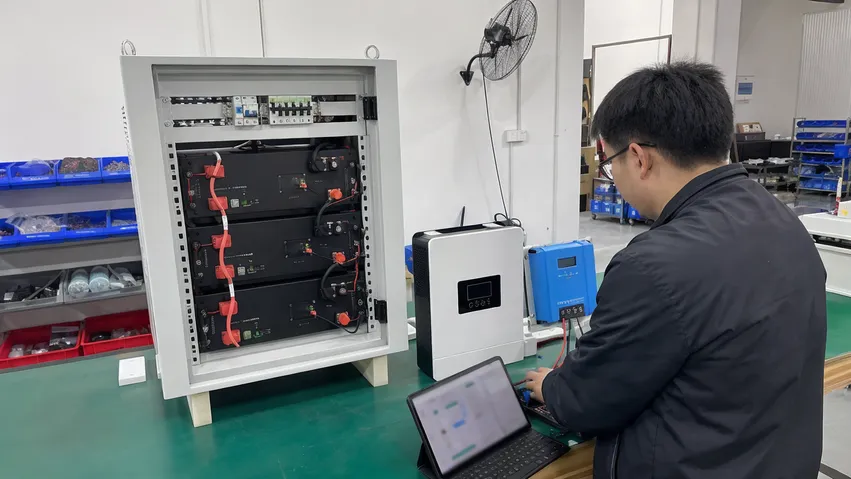 Off-grid battery pre-configured for inverter and MPPT controller matching