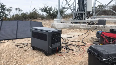 High-capacity 2500-5000Wh portable solar battery power station for commercial field use