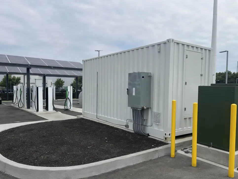 Container battery system providing buffer storage for EV fast-charging station