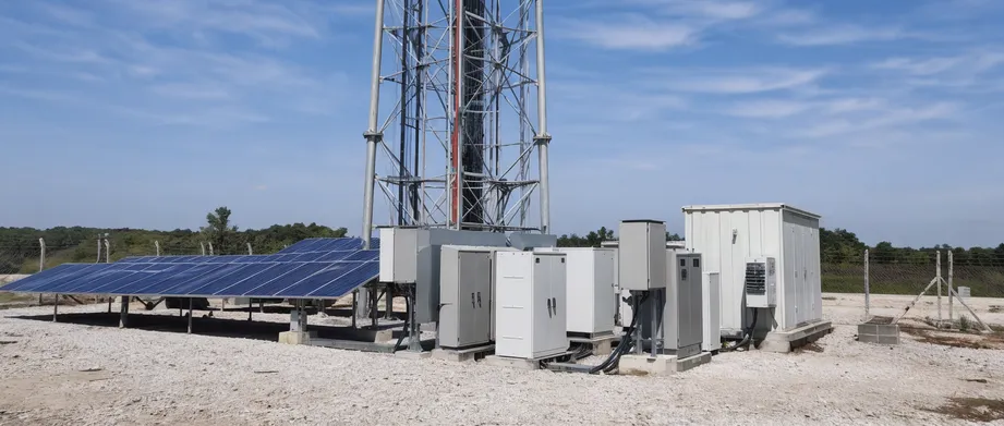 Telecom tower site with solar microgrid and battery energy storage