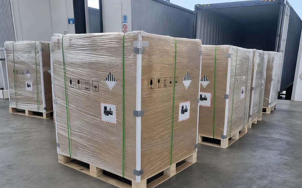 Battery export packing with DG labels optimized for container loading