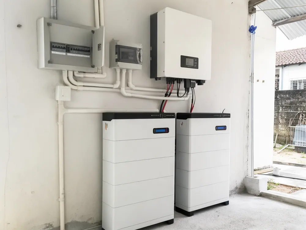 Hybrid battery system deployed in weak-grid market with frequent power outages
