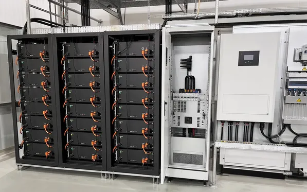 Rack-mounted 3 phase solar battery system for commercial inverter environments