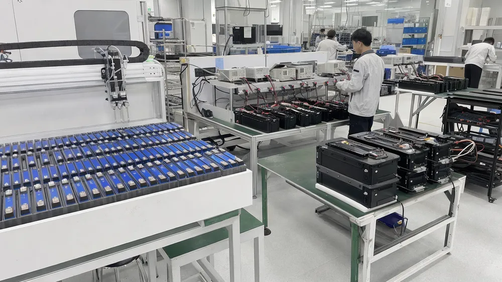 Automated cell sorting and BMS parallel current sharing in stackable solar battery module production