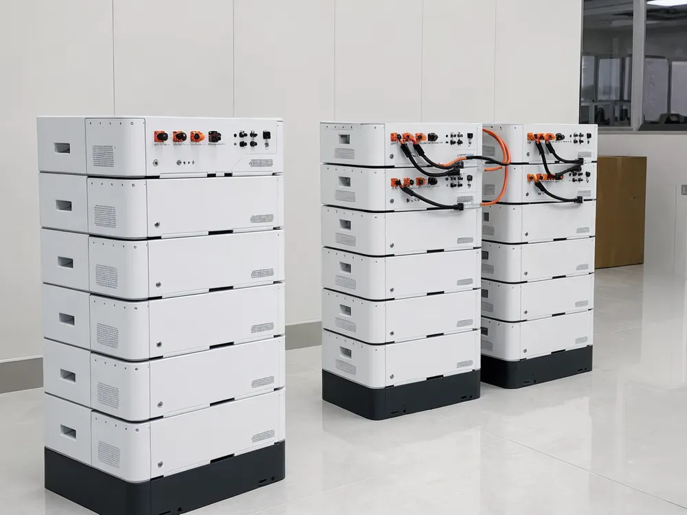 Stackable solar battery system with modular LiFePO4 modules arranged in parallel configuration